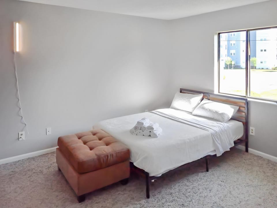Bed, Photo of the whole room, Bedroom, towels