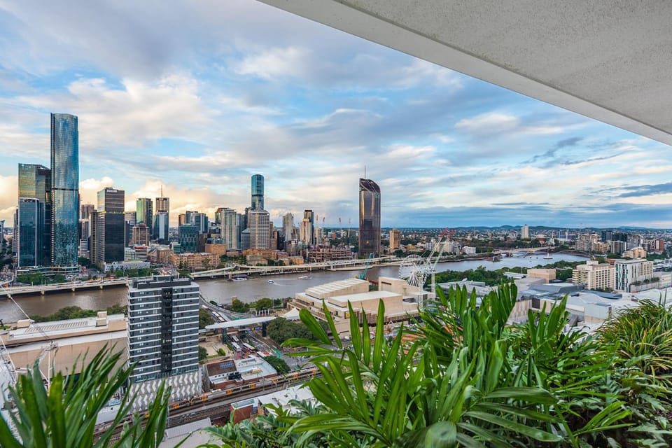 Million Dollar Views with King Bed, Pool, Gym, WiFi Apartment in Brisbane City