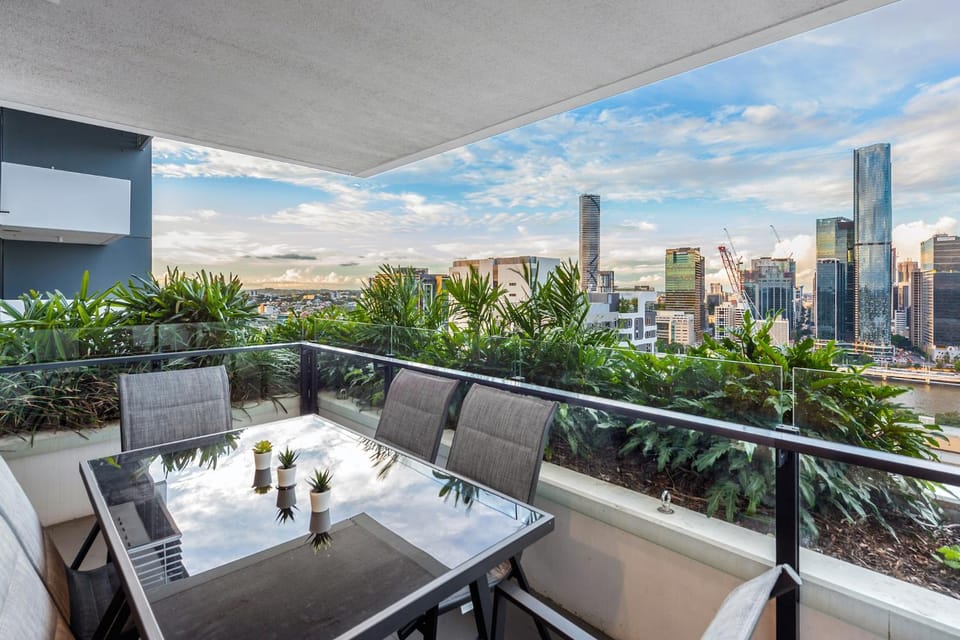 Million Dollar Views with King Bed, Pool, Gym, WiFi Apartment in Brisbane City