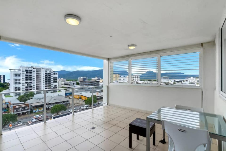 McLeod Rise - Cairn Base with Rooftop Pool & Spa Apartment in Cairns