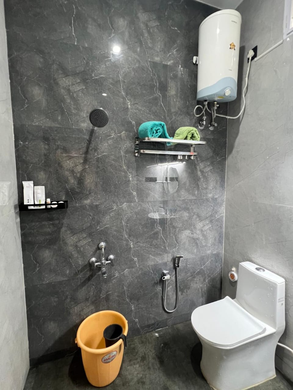 Shower, Toilet, Bathroom, towels