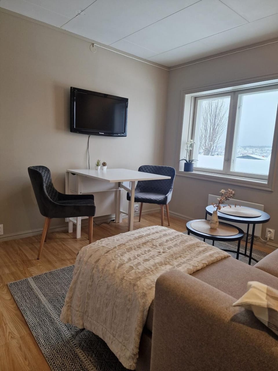 TV and multimedia, Living room, Seating area, Dining area