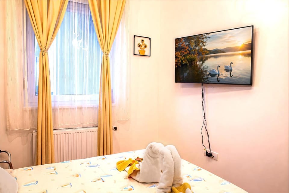 Bed, TV and multimedia, Photo of the whole room, Bedroom, towels