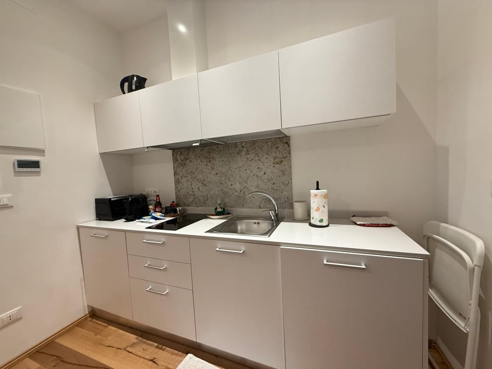 Coffee/tea facilities, Kitchen or kitchenette, stove, toaster