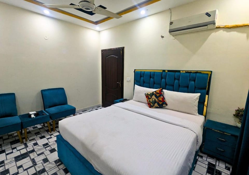 Bed, Photo of the whole room, Seating area, Bedroom, air conditioner