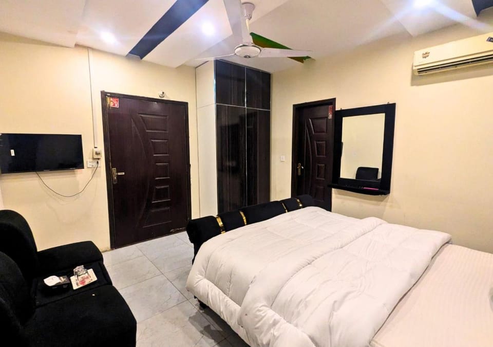 Bed, TV and multimedia, Photo of the whole room, Seating area, Bedroom, hair dresser, wardrobe, air conditioner