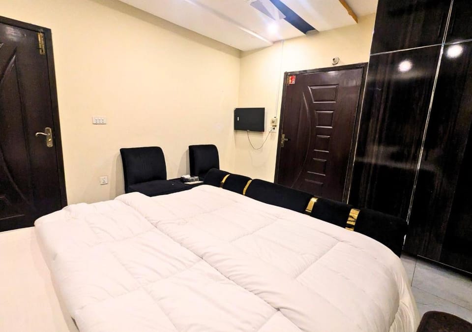 Bed, TV and multimedia, Photo of the whole room, Seating area, Bedroom, wardrobe