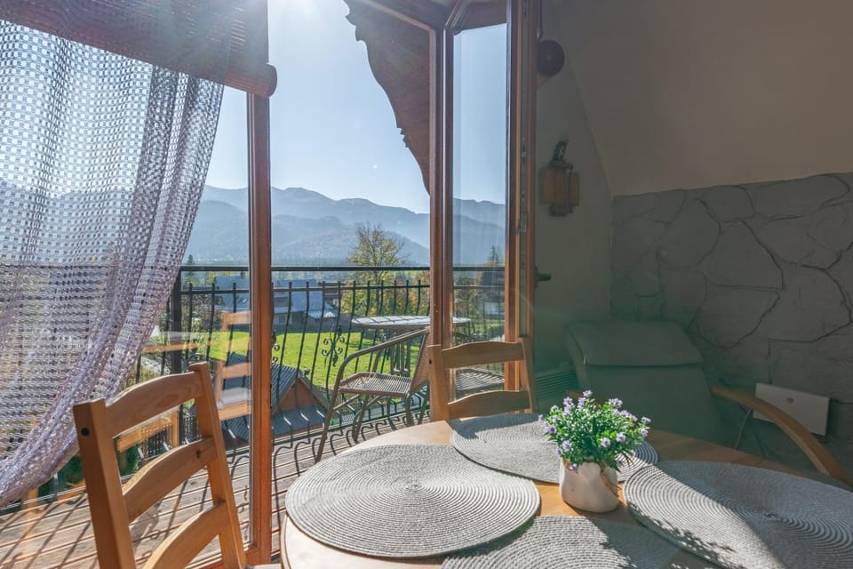 Natural landscape, View (from property/room), Balcony/Terrace, Dining area, Mountain view