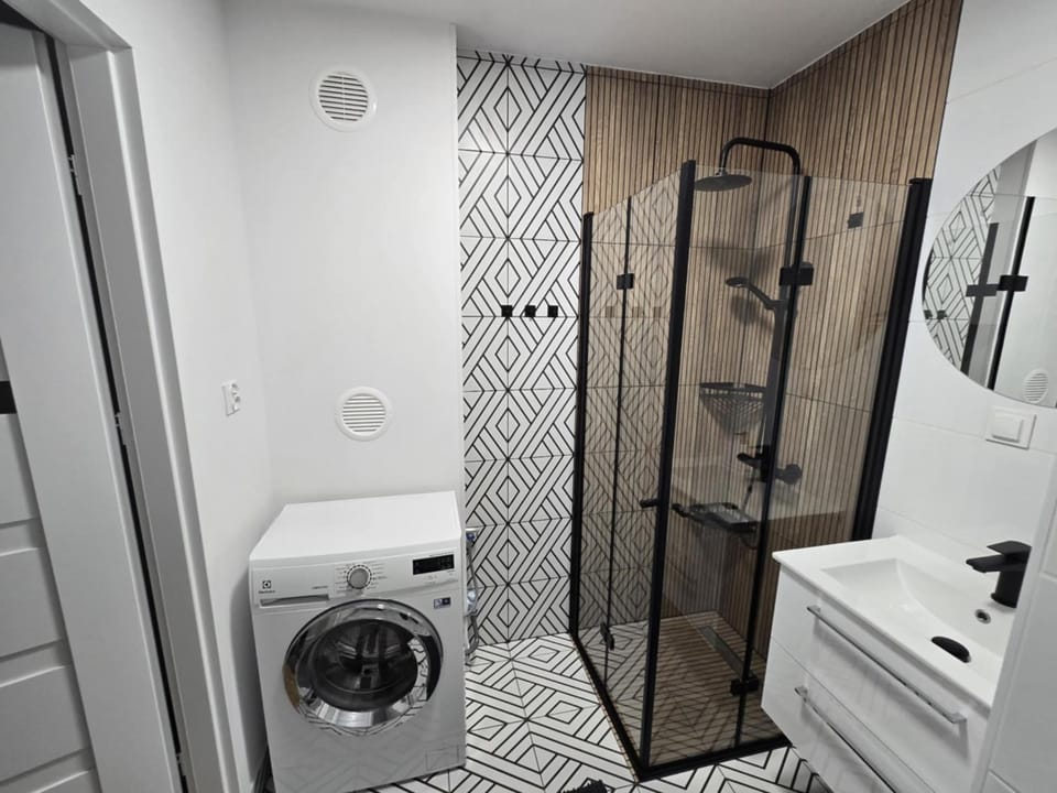Shower, Toilet, Bathroom, towels, washing machine, dryer