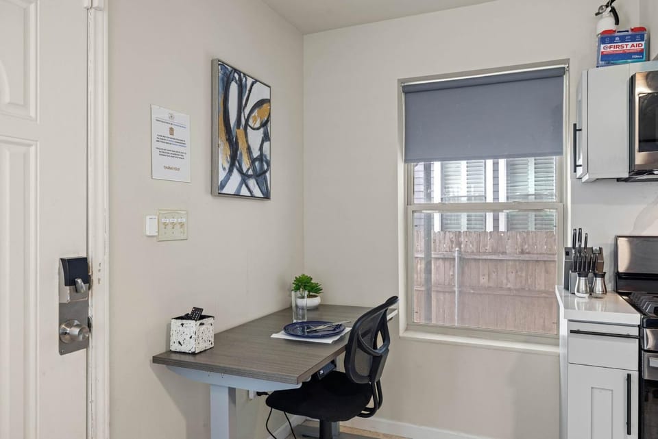 Heights Flat Nr Downtown Yard Pets Desk WiFi Apartment in Houston