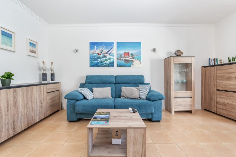 Coffee/tea facilities, Kitchen or kitchenette, Living room, Seating area, oven