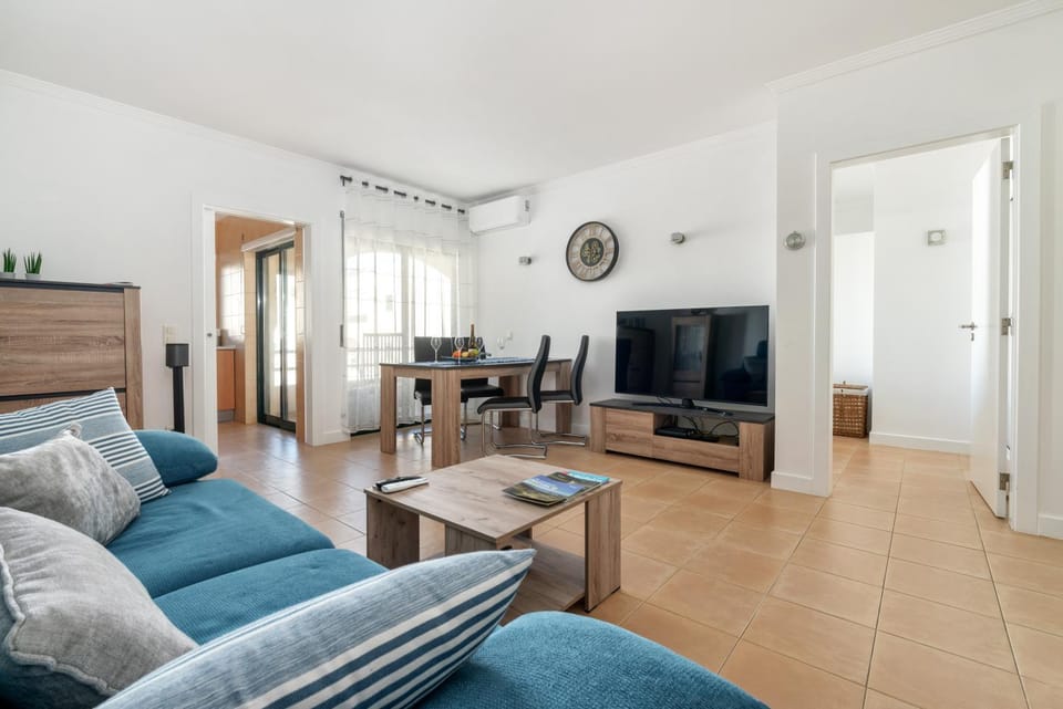 Communal lounge/ TV room, TV and multimedia, Living room, Seating area, Evening entertainment