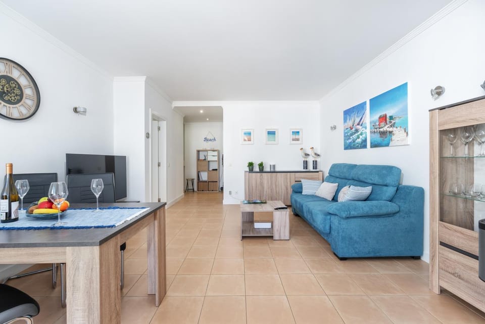 TV and multimedia, Kitchen or kitchenette, Living room, Seating area, Dining area