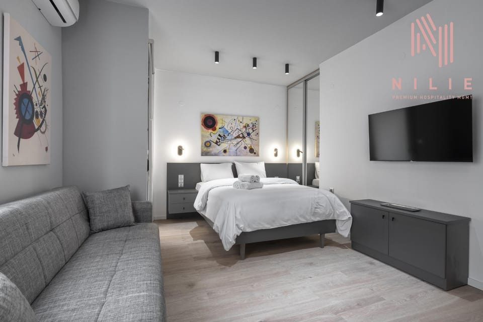 Bed, TV and multimedia, Seating area, air conditioner