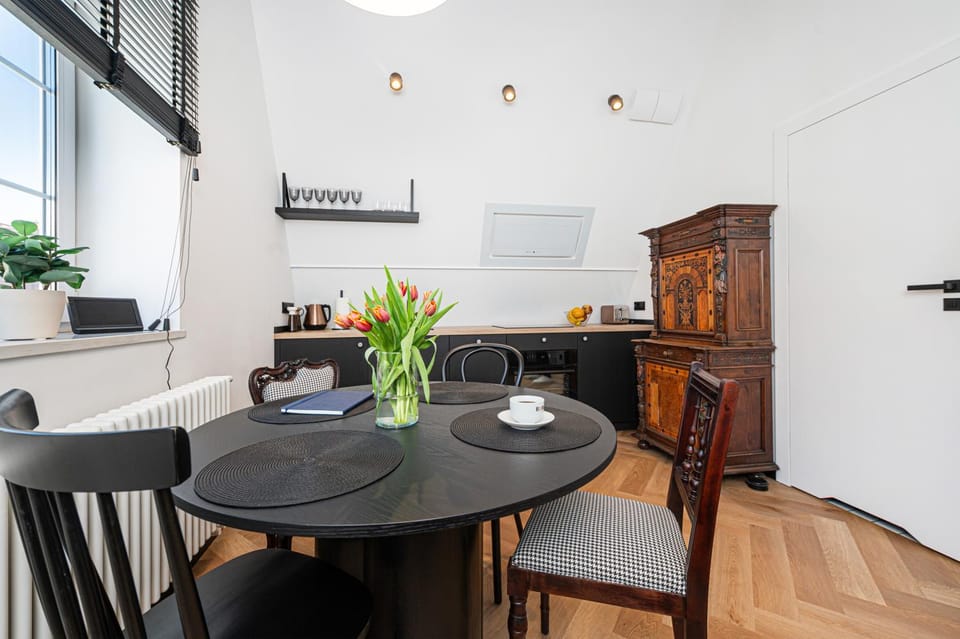 Kitchen or kitchenette, Living room, Seating area, Dining area