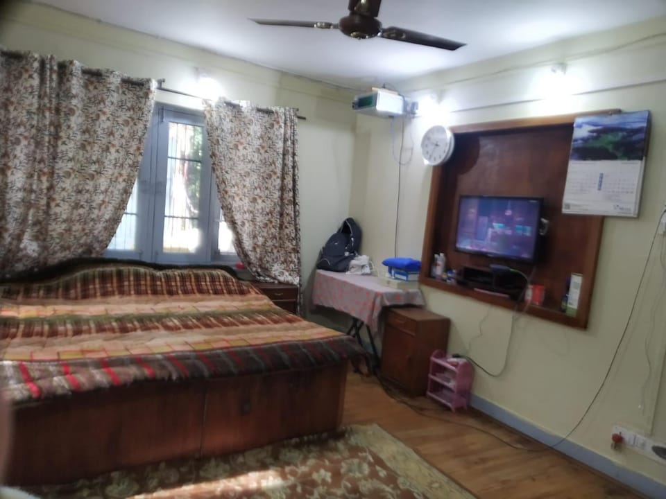 Bed, TV and multimedia, Photo of the whole room, Bedroom