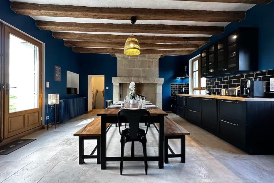 Coffee/tea facilities, Kitchen or kitchenette, stove