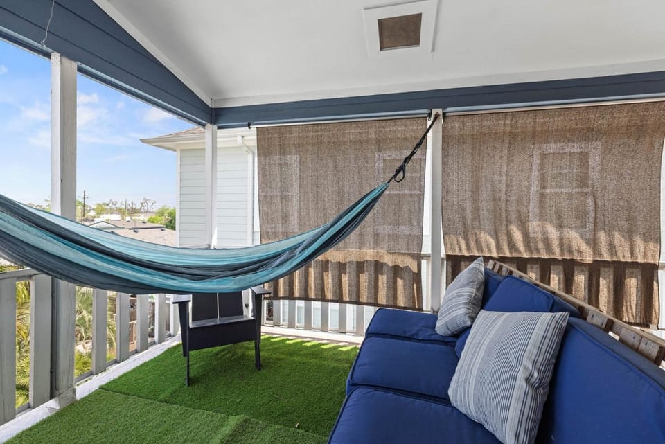 Near Downtown Heights Apt Yard Terrace WiFi Desk Apartment in Pearland