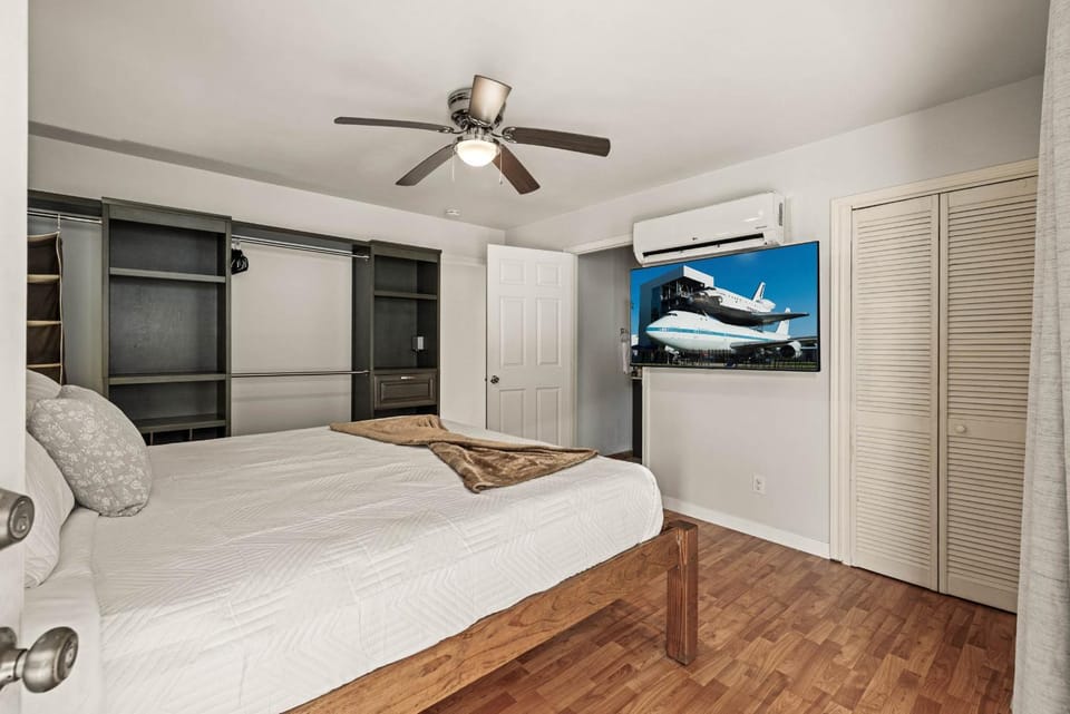 Near Downtown Heights Apt Yard Terrace WiFi Desk Apartment in Pearland