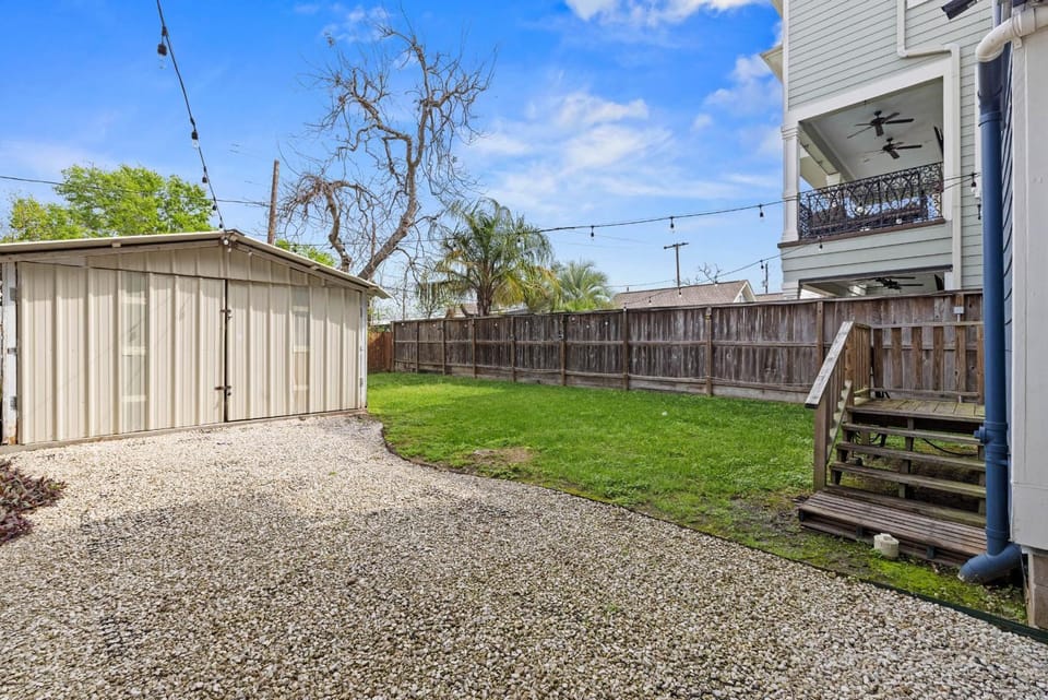 Near Downtown Heights Apt Yard Terrace WiFi Desk Apartment in Pearland