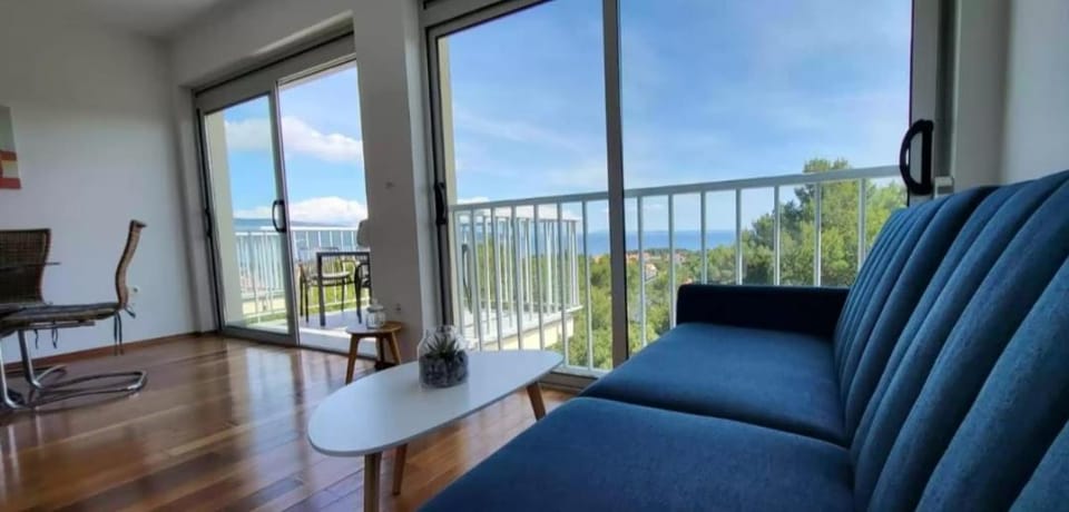 Day, View (from property/room), Balcony/Terrace, Living room, Seating area, Sea view