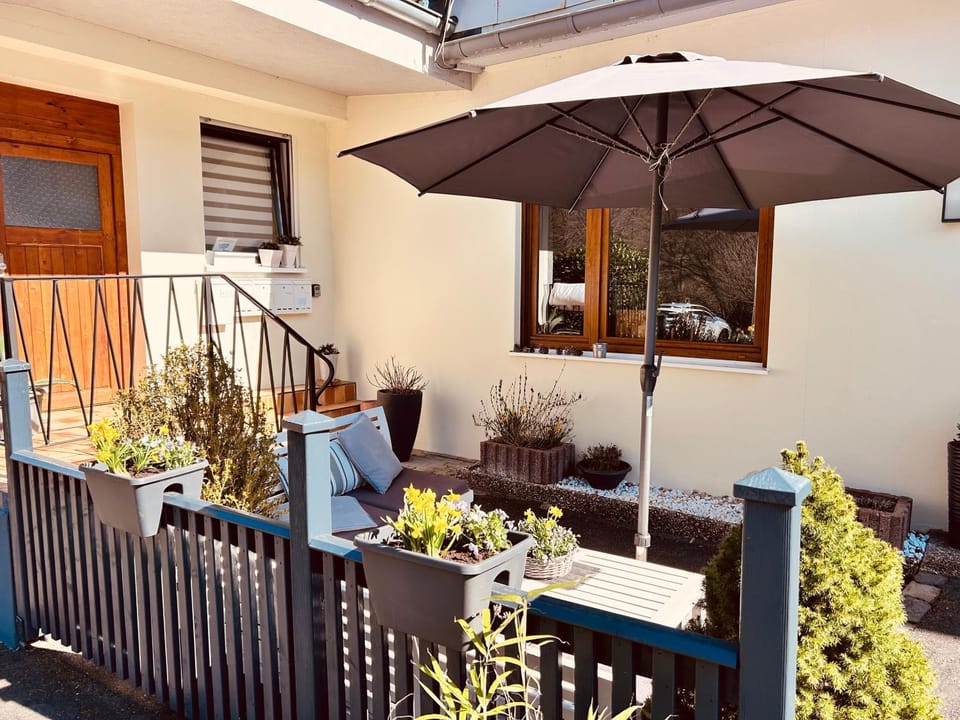 Property building, Spring, Day, Balcony/Terrace, Living room, Seating area