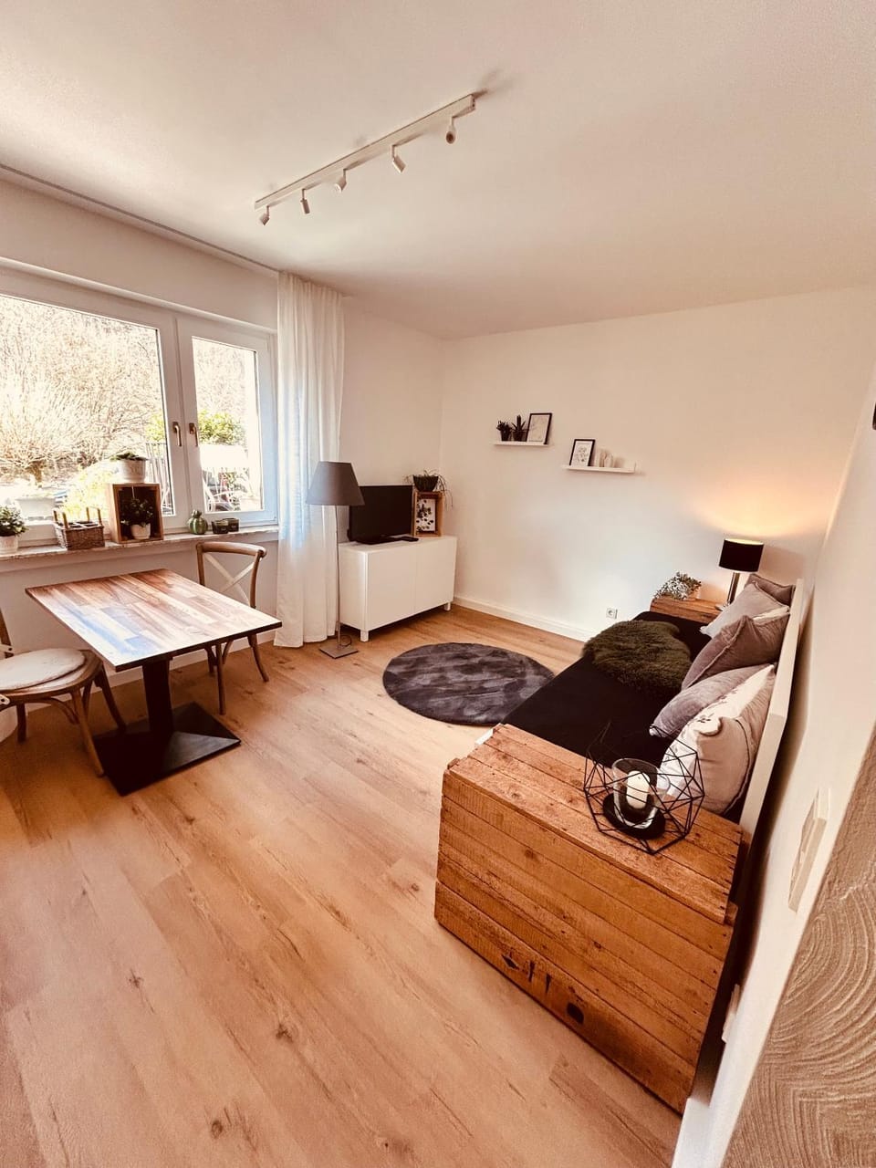 TV and multimedia, Living room, Photo of the whole room, Seating area, Dining area