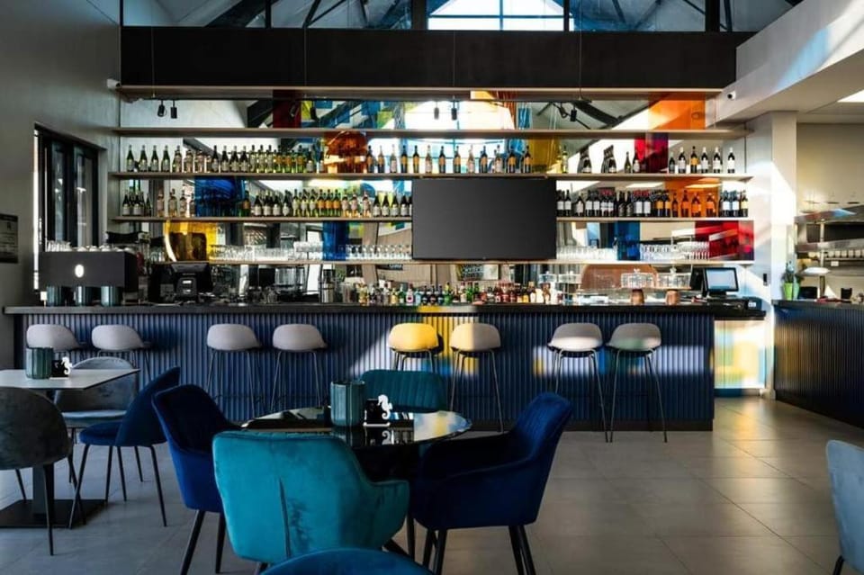 Restaurant/places to eat, Lounge or bar