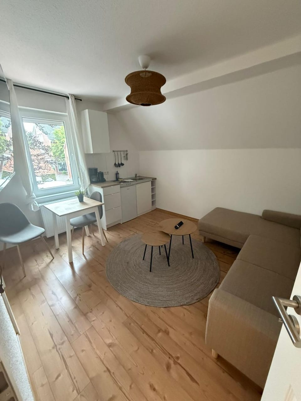 Kitchen or kitchenette, Seating area, Dining area