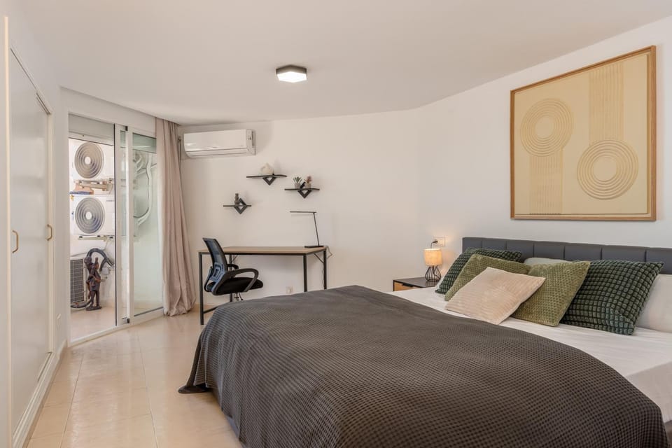 Bed, Bedroom, air conditioner
