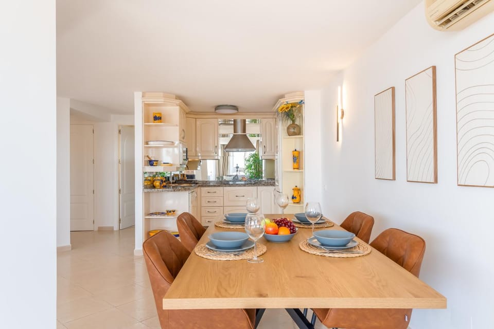 Kitchen or kitchenette, Living room, Seating area, Dining area, air conditioner