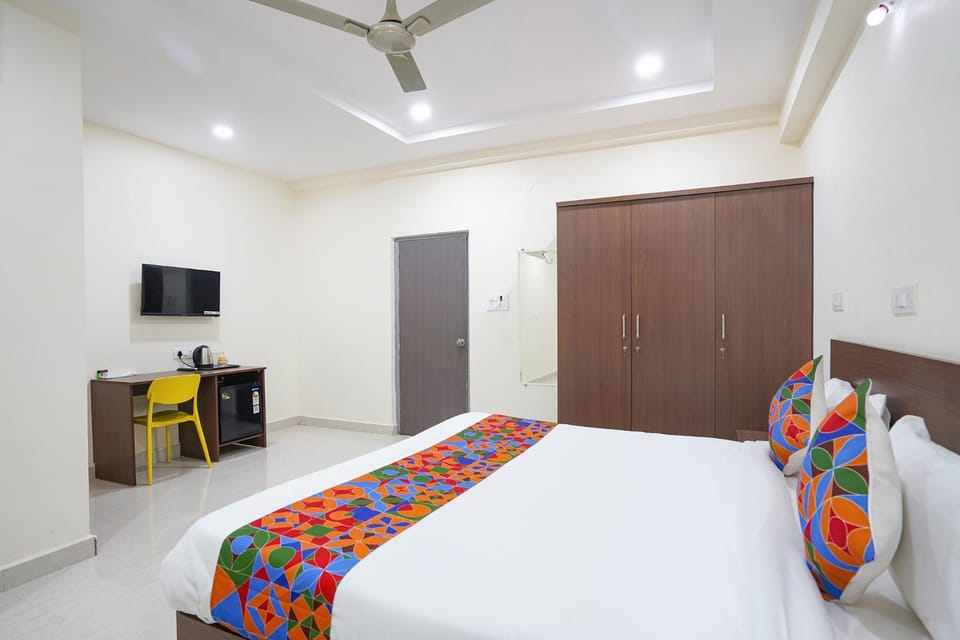 Bed, TV and multimedia, Seating area, Bedroom, wardrobe