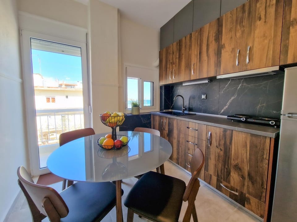 Kitchen or kitchenette, Dining area, stove