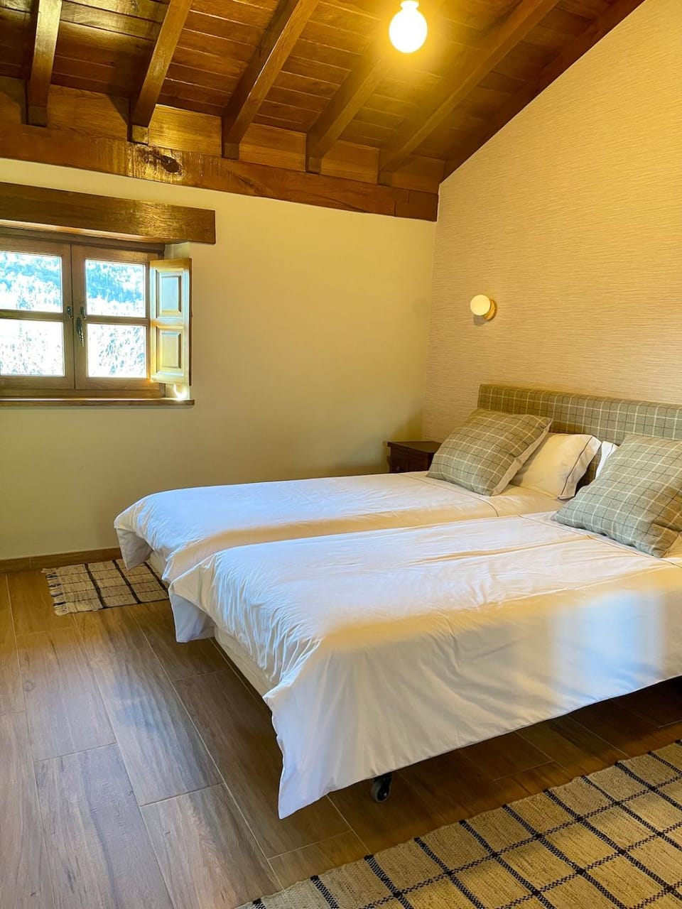 Bed, Photo of the whole room, Bedroom, Garden view, Mountain view