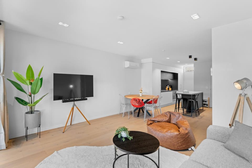 TV and multimedia, Living room, Seating area, Evening entertainment