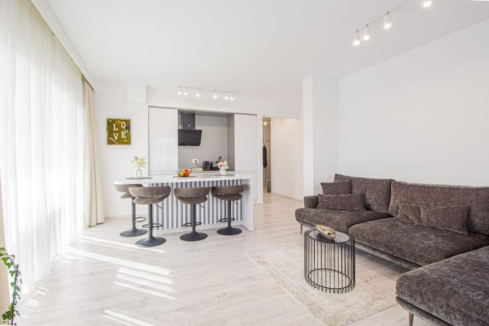 Top floor Luxury Apartment- Family Friendly - Mountain View - Huge Balcony Apartment in Brasov