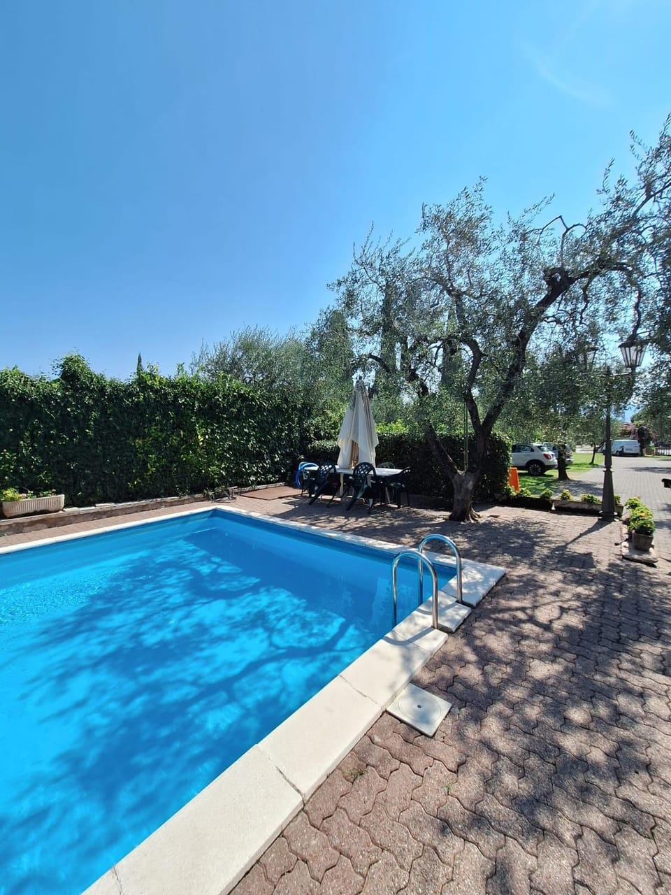 Day, Pool view