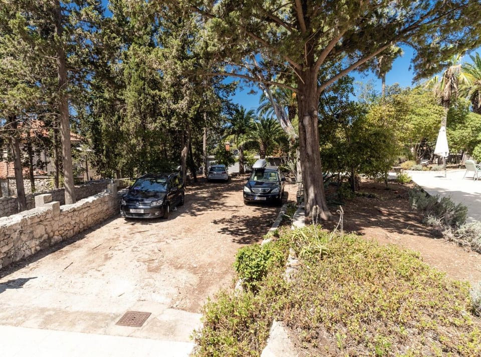 Garden, Parking