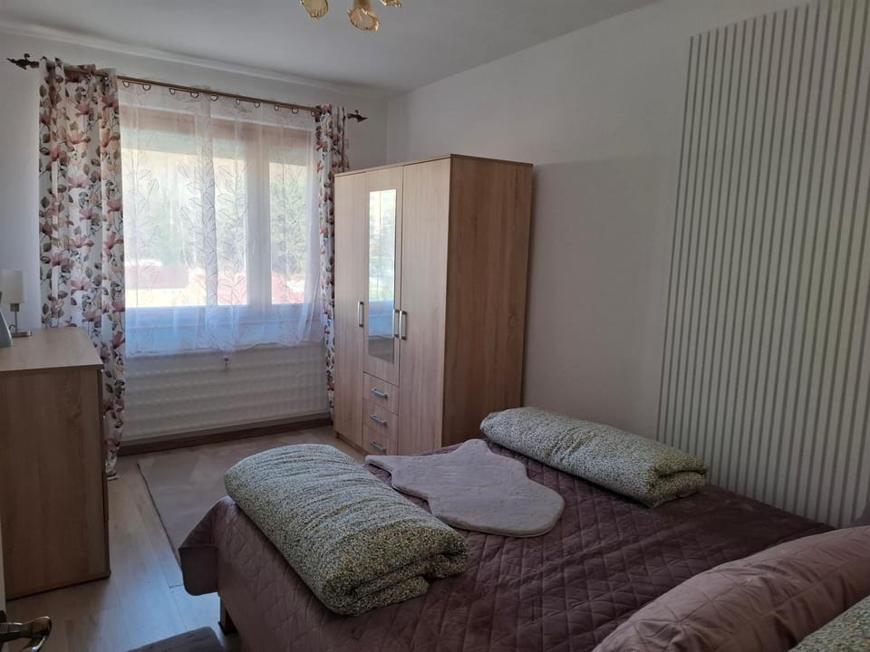 Photo of the whole room, Bedroom, wardrobe