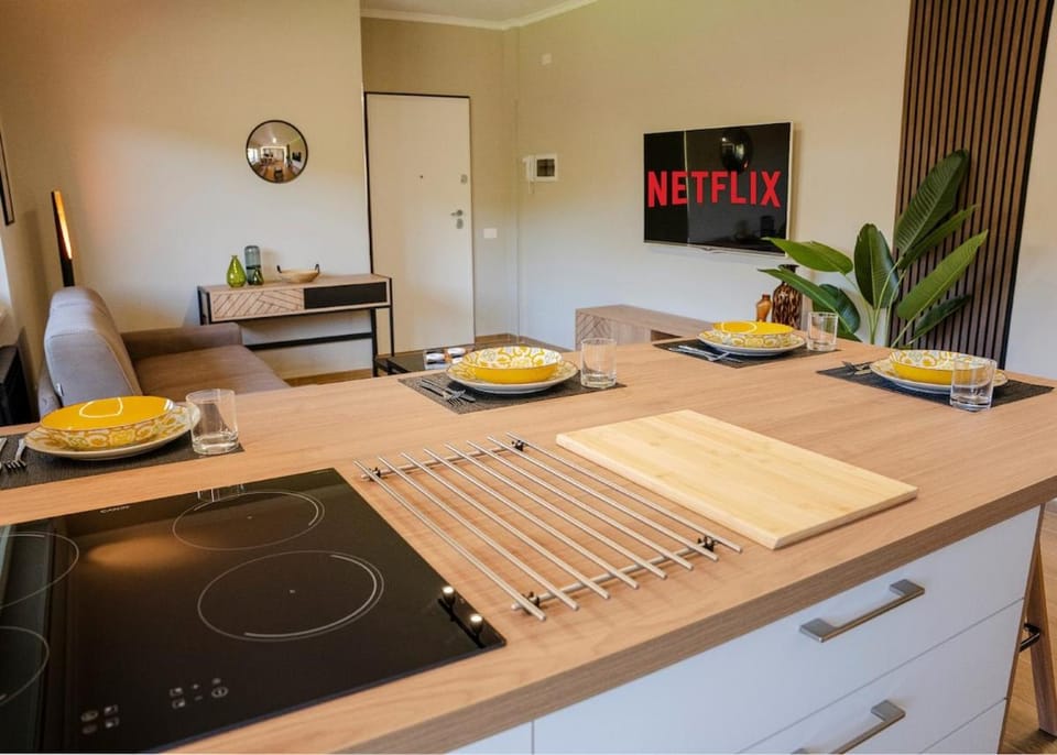 Kitchen or kitchenette, Dining area, stove