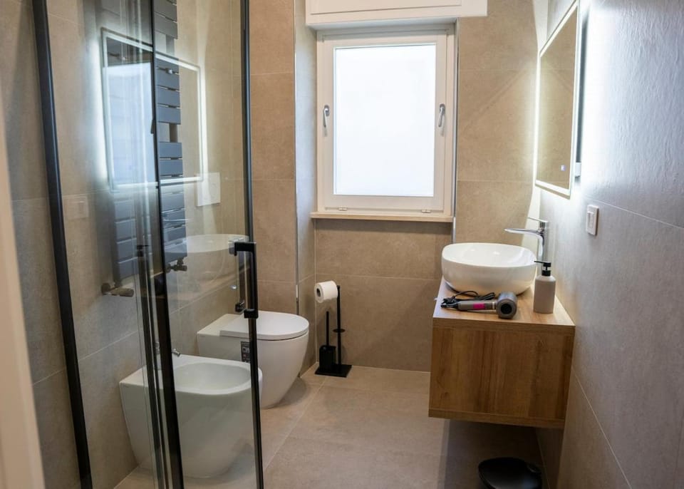 Shower, Toilet, Bathroom, bidet, towels