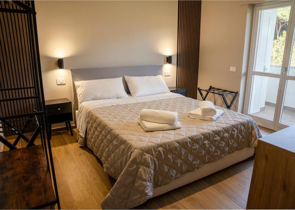 Bed, Photo of the whole room, Bedroom, towels