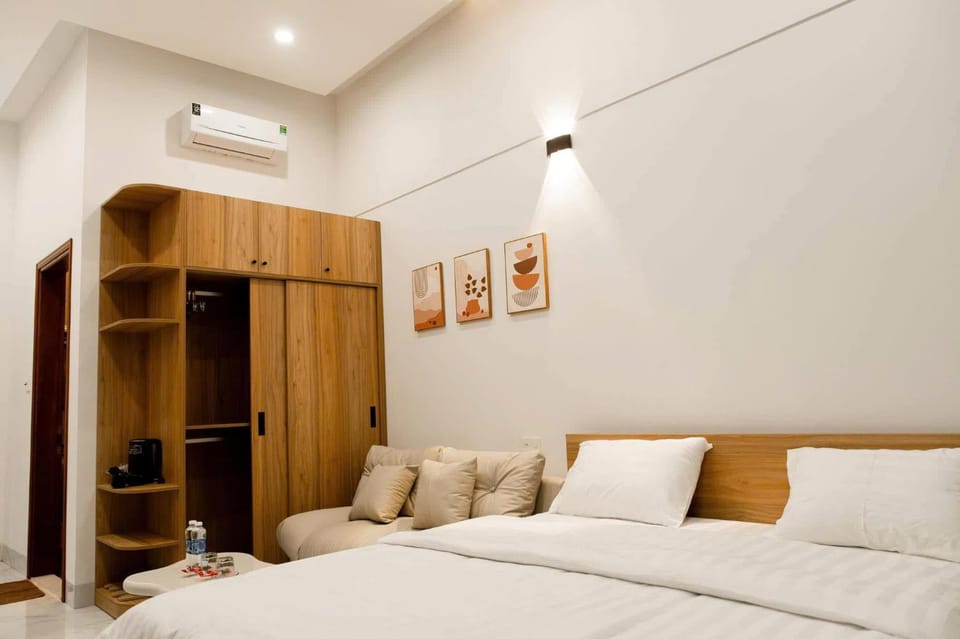 Bed, Photo of the whole room, wardrobe, air conditioner