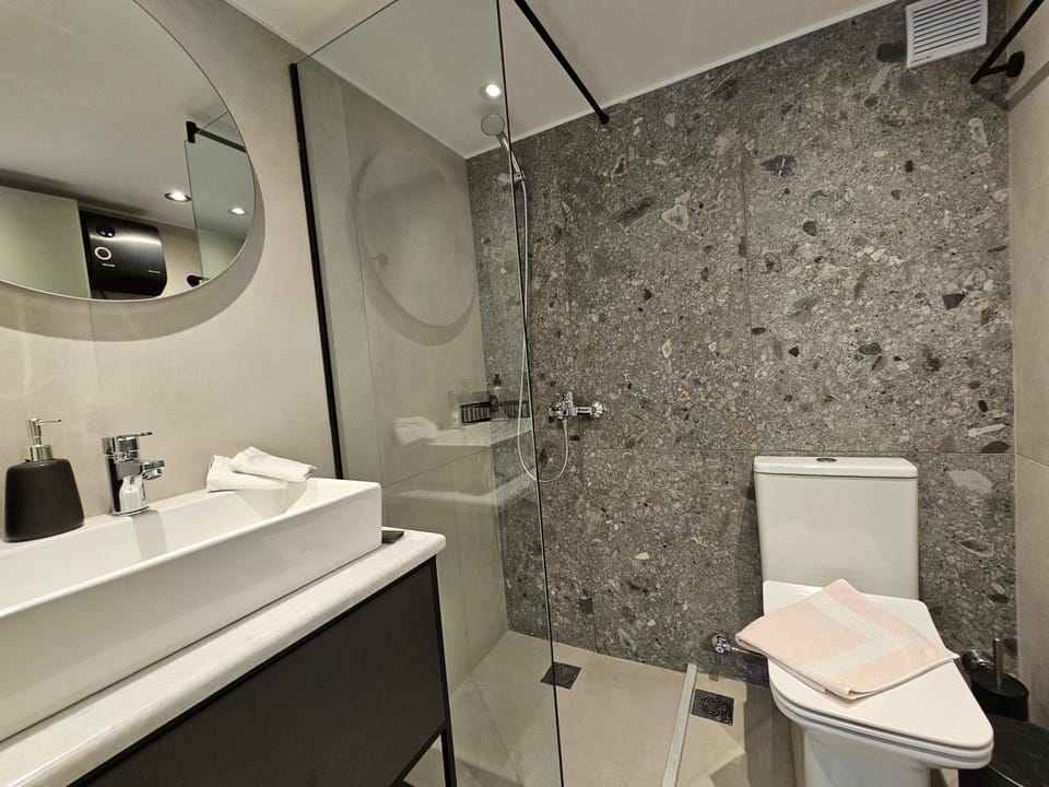 Toilet, Bathroom, towels