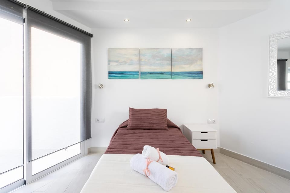 Bed, Photo of the whole room, Bedroom, towels