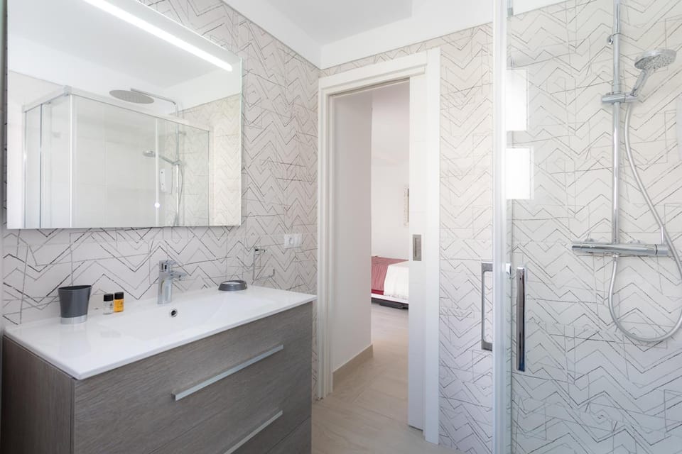 Shower, Bathroom, towels