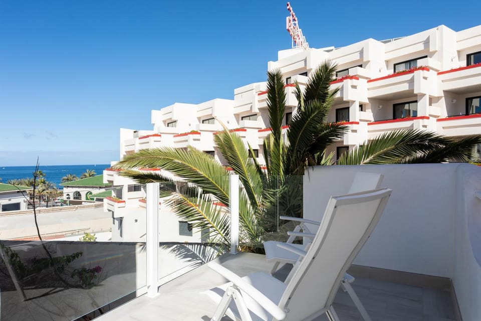 Property building, Natural landscape, View (from property/room), Balcony/Terrace, Sea view, sunbed