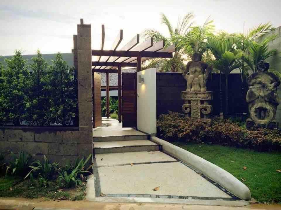 Tranquil lake view villa on Phuket golf estate Villa in Kathu