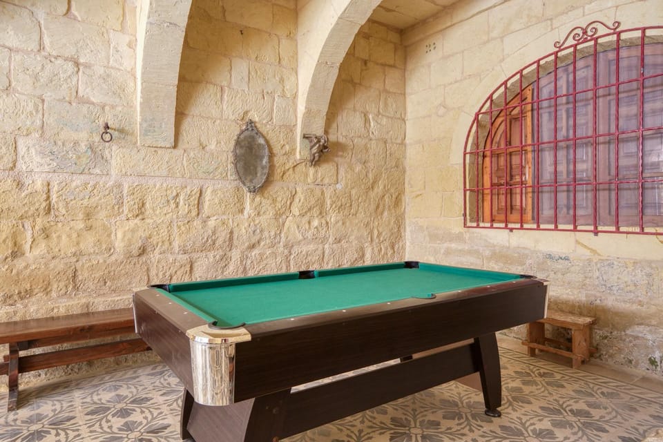 Billiard, Game Room