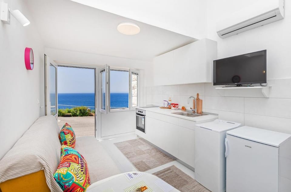 Kitchen or kitchenette, Sea view